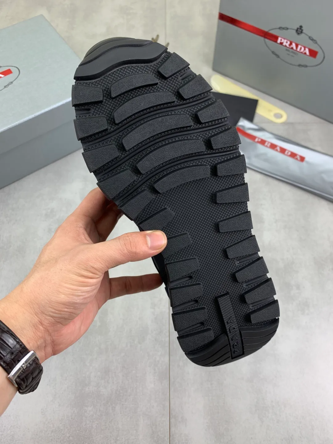 Men's shoes 💰P520 new (higher version) new PRADA (Prada) classic models are on the market at the same time, new men's shoes, 😘fabrics are selected from original imported calfskin. First layer of imported cowhide lining. The original version is awesome! 👍🏿Original open-molded non-slip PU outsole, with exquisite lines, simple and elegant, super comfortable and classy on foot, suitable for leisure travel. Code number: 38-45 (46 customized) 2️⃣ colors available